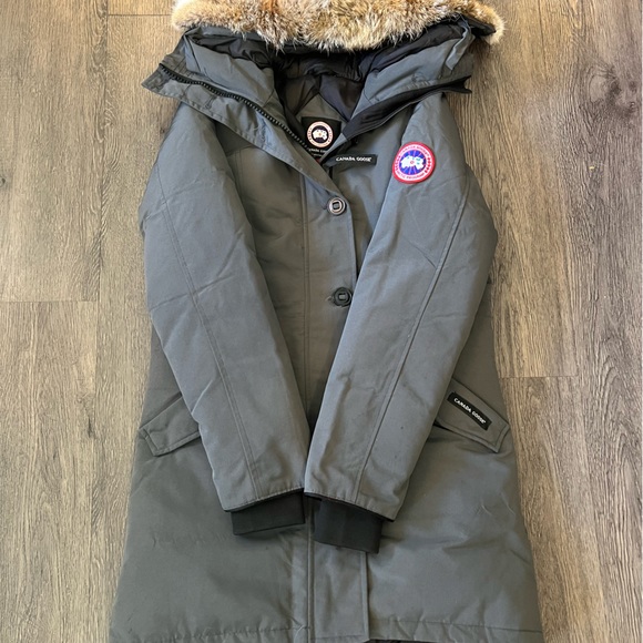 Canada Goose Rossclair Parka. Size Medium - Picture 6 of 16